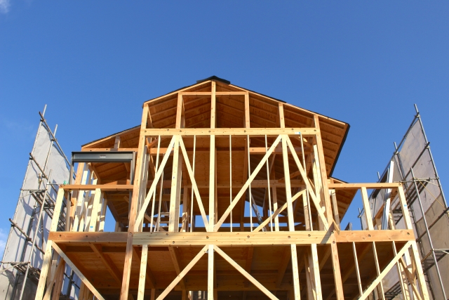 建設中の木造住宅の写真